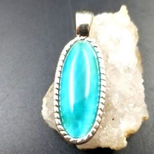 Brilliant sky blue lustrous necklace pendant. P138